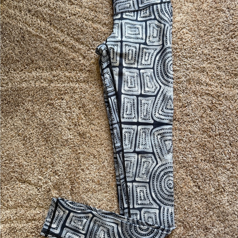 Women’s Black and White Geometric Print Leggings